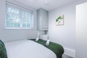 Postel nebo postele na pokoji v ubytování Stylish Two Bedroom Apartment in Stockport by Eason Stays, Ideal For Business Stays and Getaways, with Free Parking