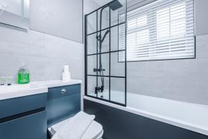 Koupelna v ubytování Stylish Two Bedroom Apartment in Stockport by Eason Stays, Ideal For Business Stays and Getaways, with Free Parking