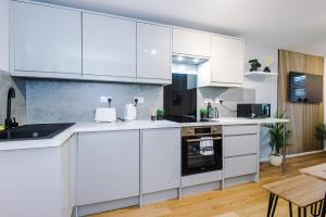 Kuchyň nebo kuchyňský kout v ubytování Stylish Two Bedroom Apartment in Stockport by Eason Stays, Ideal For Business Stays and Getaways, with Free Parking