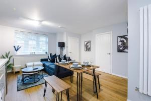 Posezení v ubytování Stylish Two Bedroom Apartment in Stockport by Eason Stays, Ideal For Business Stays and Getaways, with Free Parking
