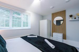 Postel nebo postele na pokoji v ubytování Stylish Two Bedroom Apartment in Stockport by Eason Stays, Ideal For Business Stays and Getaways, with Free Parking