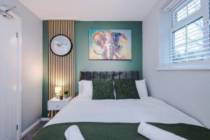 Postel nebo postele na pokoji v ubytování Stylish Two Bedroom Apartment in Stockport by Eason Stays, Ideal For Business Stays and Getaways, with Free Parking