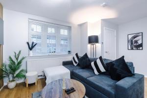 Posezení v ubytování Stylish Two Bedroom Apartment in Stockport by Eason Stays, Ideal For Business Stays and Getaways, with Free Parking