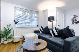 Posezení v ubytování Stylish Two Bedroom Apartment in Stockport by Eason Stays, Ideal For Business Stays and Getaways, with Free Parking