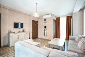 TV a/nebo společenská místnost v ubytování 1 Hotel Borjomi