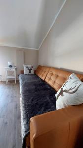 翁特拉梅尔高Oberland-Ferienwohnung-Ammertal-Wurmansau-inkl-Koenigscard的一张大沙发,位于带桌子的房间 更多17张照片