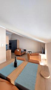 翁特拉梅尔高Oberland-Ferienwohnung-Ammertal-Wurmansau-inkl-Koenigscard的客厅里有一张桌子和一张沙发