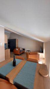 翁特拉梅尔高Oberland-Ferienwohnung-Ammertal-Wurmansau-inkl-Koenigscard的一间带餐桌的房间和一间客厅