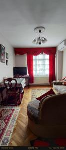 Una sala de estar con un sofá y una ventana. en Nur home 2, en Estambul