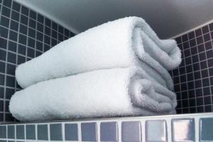 a pile of white towels on a wall at slube am Stadthafen Neustrelitz in Neustrelitz
