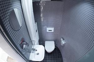a small bathroom with a toilet and a sink at slube am Stadthafen Neustrelitz in Neustrelitz