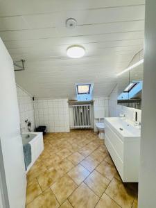 Koupelna v ubytování Lion Flat 2 Zimmer Wohnung in Vohburg mit Büro