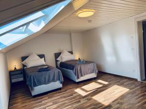 Postel nebo postele na pokoji v ubytování Lion Flat 2 Zimmer Wohnung in Vohburg mit Büro