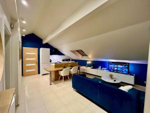 马尔梅迪Pit & Lodge的客厅拥有蓝色的墙壁和蓝色的沙发