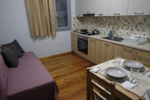 a kitchen with a bed and a table in a room at Δ3 Τα διαμερίσματα του δασκάλου in Filiatra