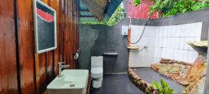 Baðherbergi á Europe Enchanted Bungalow Koh Rong