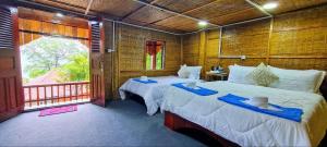 Postel nebo postele na pokoji v ubytování Europe Enchanted Bungalow Koh Rong