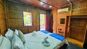 Rúm í herbergi á Europe Enchanted Bungalow Koh Rong