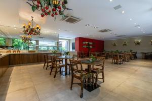 a restaurant with tables and chairs and a bar at Amazon Plaza Hotel in Cuiabá