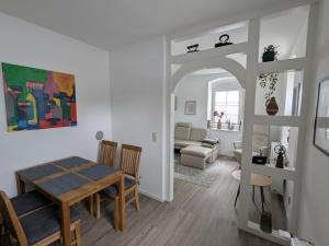 ein Esszimmer und ein Wohnzimmer mit Tisch und Stühlen in der Unterkunft Mendiger Basalthaus in Mendig