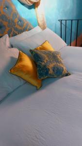 two pillows sitting on top of a bed at Alloggio turistico Giulia in Albano Laziale