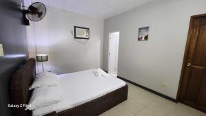 Postel nebo postele na pokoji v ubytování Studio apartment with pool and ocean views