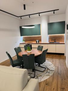 een keuken en eetkamer met een tafel en stoelen bij Premium Apartment Koper in Koper