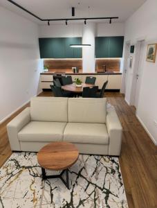 een woonkamer met een bank en een tafel bij Premium Apartment Koper in Koper