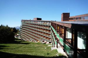 apartamentowiec z trawnikiem obok budynku w obiekcie Résidence Lauzieres - Studio 5 personnes skis aux pieds et proche des commerces dans le village du Charvet à Arc 1800 MAE-1938 w mieście Arc 1800 +11 zdjęć