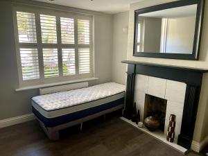 Postel nebo postele na pokoji v ubytování Stylish Garden Apartment in Central Cheltenham