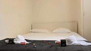 - un lit avec des billes et des serviettes dans l'établissement Le Distingué Central - Gare, à Mâcon