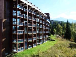 apartamentowiec z balkonami na zboczu wzgórza w obiekcie Résidence Bequi-rouge - Appartement 2 pièces 5 personnes, proche des pistes, au cœur de la station d’Arc 1800 dans le village des Villards MAE-1920 w mieście Arc 1800