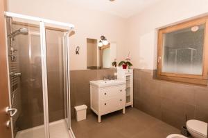 La salle de bains est pourvue d'une douche et d'un lavabo. dans l'établissement Lavanda e Rosmarino, à Miasino