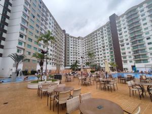 Un patio con mesas y sillas frente a un edificio. en Riviera Park, en Caldas Novas