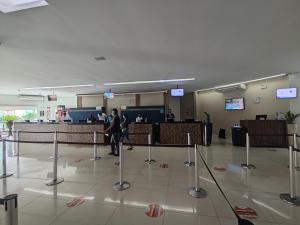 una mujer caminando por una terminal del aeropuerto en Riviera Park, en Caldas Novas