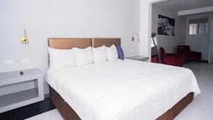 Ein Bett oder Betten in einem Zimmer der Unterkunft GolfView Hotel