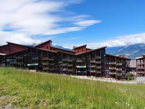duży budynek z mnóstwem książek w obiekcie Résidence Tournavelles - Appartement 2 pièces 5 personnes avec vue sur les pistes, skis aux pieds et des commerces, proche de l'ESF et de la garderie dan MAE-2071 w mieście Arc 1800