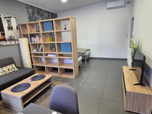 Televízia a/alebo spoločenská miestnosť v ubytovaní Intermo