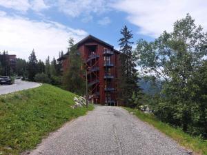budynek na wzgórzu obok drogi w obiekcie Résidence Vogel - Chaleureux duplex pour 4 personnes avec une très belle vue sur la vallée dans le village de Charmettoger à Arc 1800 MAE-2129 w mieście Arc 1800