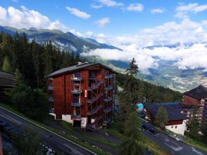budynek na zboczu wzgórza z górą w obiekcie Résidence Vogel - Chaleureux duplex pour 4 personnes avec une très belle vue sur la vallée dans le village de Charmettoger à Arc 1800 MAE-2129 w mieście Arc 1800 +13 zdjęć