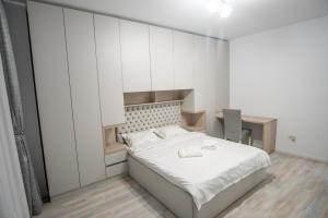 En eller flere senge i et værelse på Toka Apartments Luxury Studio