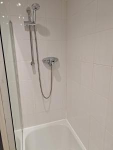 Et badeværelse på Old Coach House Apartment with Garage