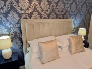 En eller flere senge i et værelse på Old Coach House Apartment with Garage