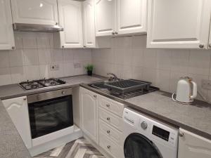 Køkken eller tekøkken på Old Coach House Apartment with Garage