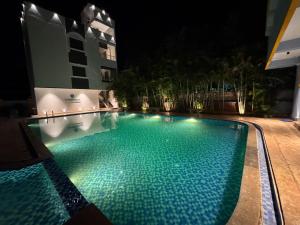 una piscina por la noche en un edificio en La Millionaire Luxury Resort - TIE Hotels & Resorts, en Pondicherry