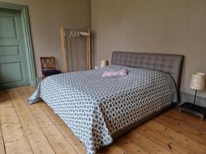 a bedroom with a bed with a pink cat on it at Kleine Ferienwohnung in Steffenshagen mit Garten in Steffenshagen