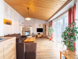 a living room with a couch and a table at Ferienhaus mit einladendem Platzangebot in Granzow