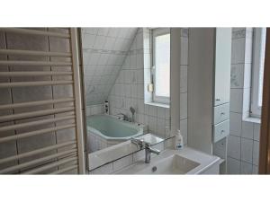 Hof DranskeにあるFerienhaus in Dranske auf Ruegenの浴槽、洗面台、鏡のあるバスルーム +32枚の写真
