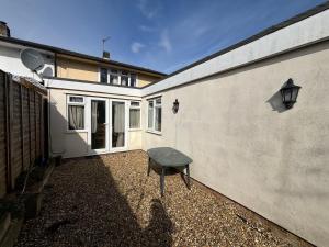 a bench sitting in the courtyard of a house at Shared Home - Self Check-In - Resident Cat in Hatfield