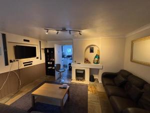 a living room with a couch and a table at Shared Home - Self Check-In - Resident Cat in Hatfield